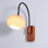 Applique murale moderne Mid-Century avec base en bois et globe en verre opale