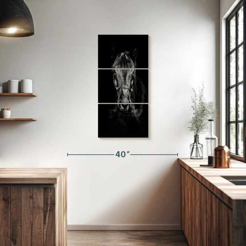 Cheval noir de près, H 38 po x l 18 po