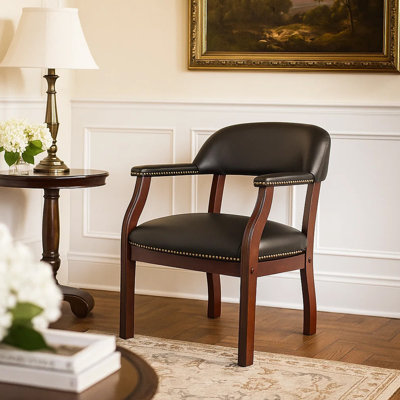 Chaise d'invité Elon avec garniture cloutée en laiton, bois d'acajou, caressoft noir