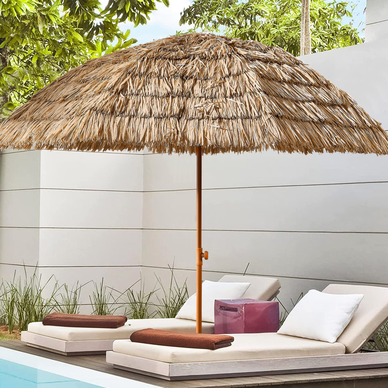 Parasol de paille de style hawaïen de 8 pi avec conception inclinable pour maximiser l'ombre dans les espaces extérieurs.