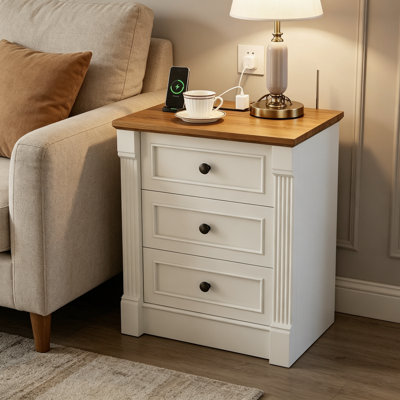 Table de chevet rustique avec station de charge et 3 tiroirs, table de chevet en bois de 23,6 po de largeur avec colonne romaine, table de bout avec rangement pour le salon de la chambre à coucher, blanc