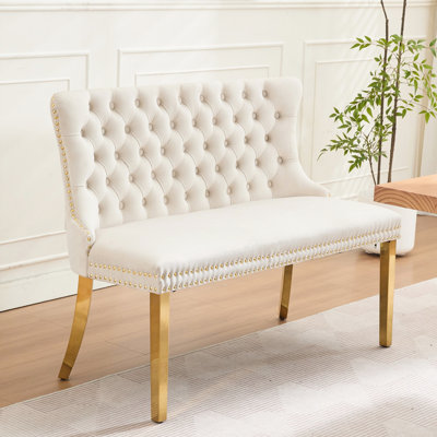 Banc de salle à manger en velours beige moderne Mid-Century à 2 places avec boutons faits à la main et dossier à oreilles pour les pieds en acier doré