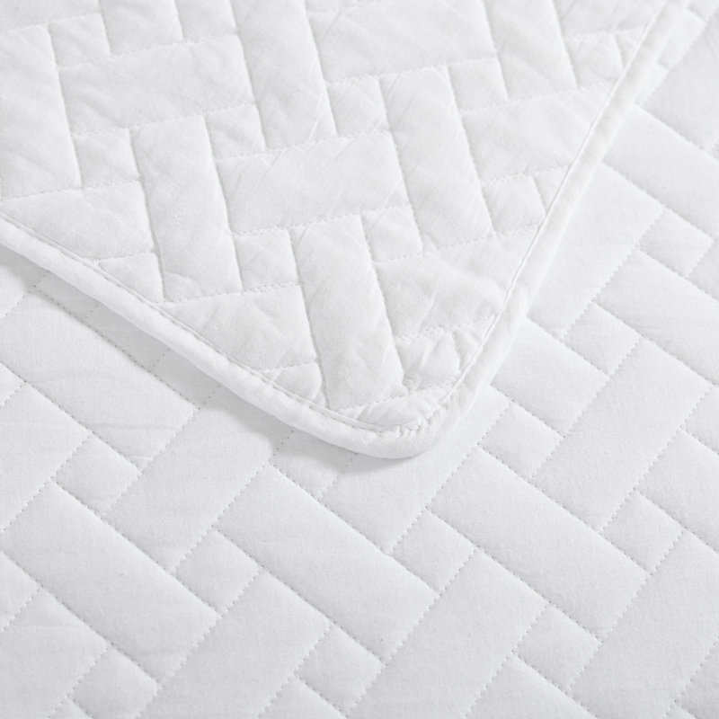 Chevron Reversible 3 Piece Quilt Set, Twin Quilt + 1 Standard Sham, White