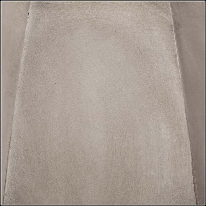Table d'appoint d'extérieur en béton léger et durable gris clair, parfaite pour la terrasse ou la cour