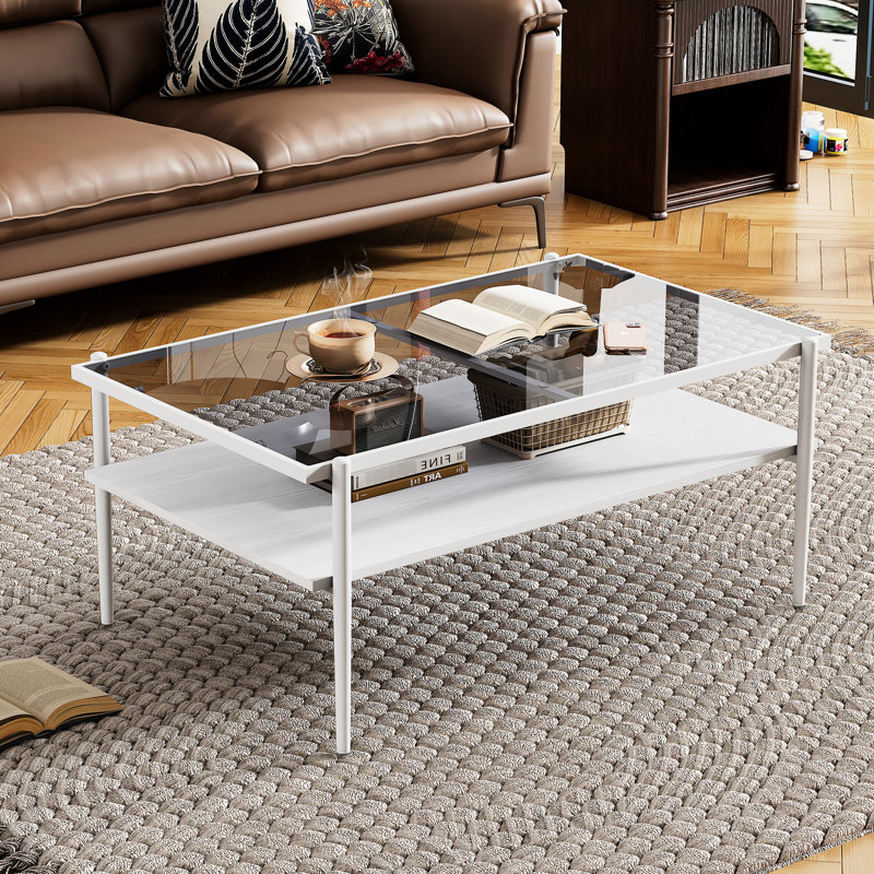 Table basse élégante avec dessus en verre trempé gris et pieds robustes en métal blanc, ajoutant du charme au salon