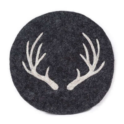 Corne de cerf grise sur fond de dessous de plat