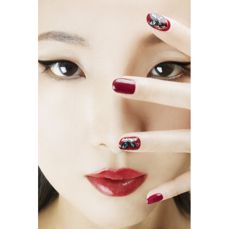 Asian Beauty With Nail Art And Professional Make Up par Moustachegirl - Photographie sur toile tendue, H 36 po x l 24 po
