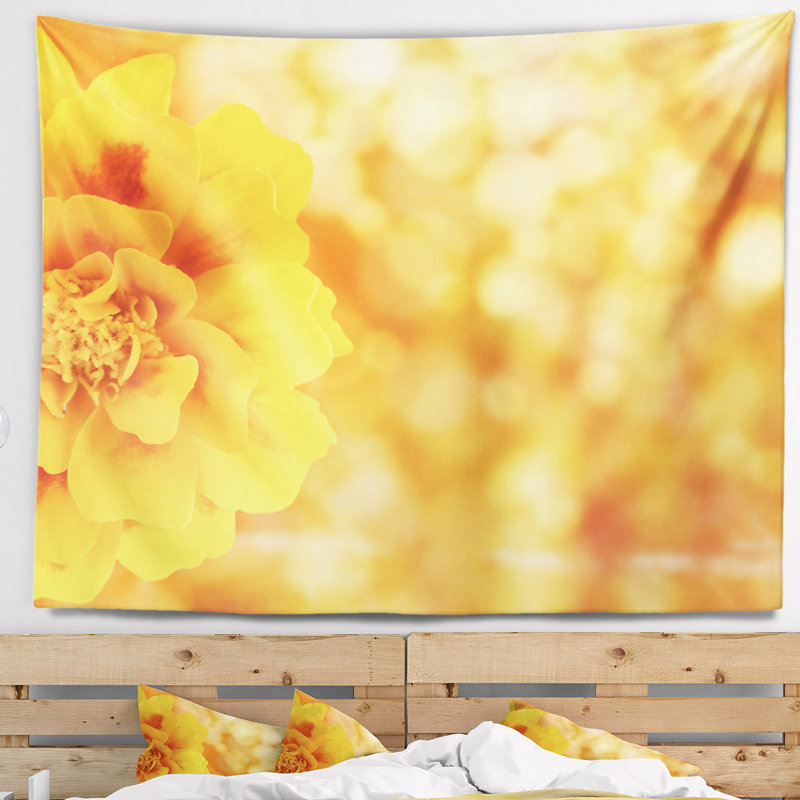 Magnifique tapisserie florale sur fond jaune, H 32 po x l 39 po