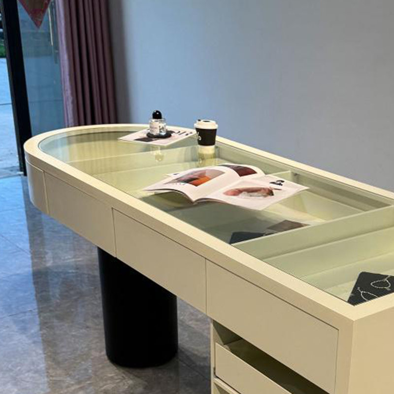 Vitrine en verre, H 37,4 po x l 94,49 po x P 29,52 po