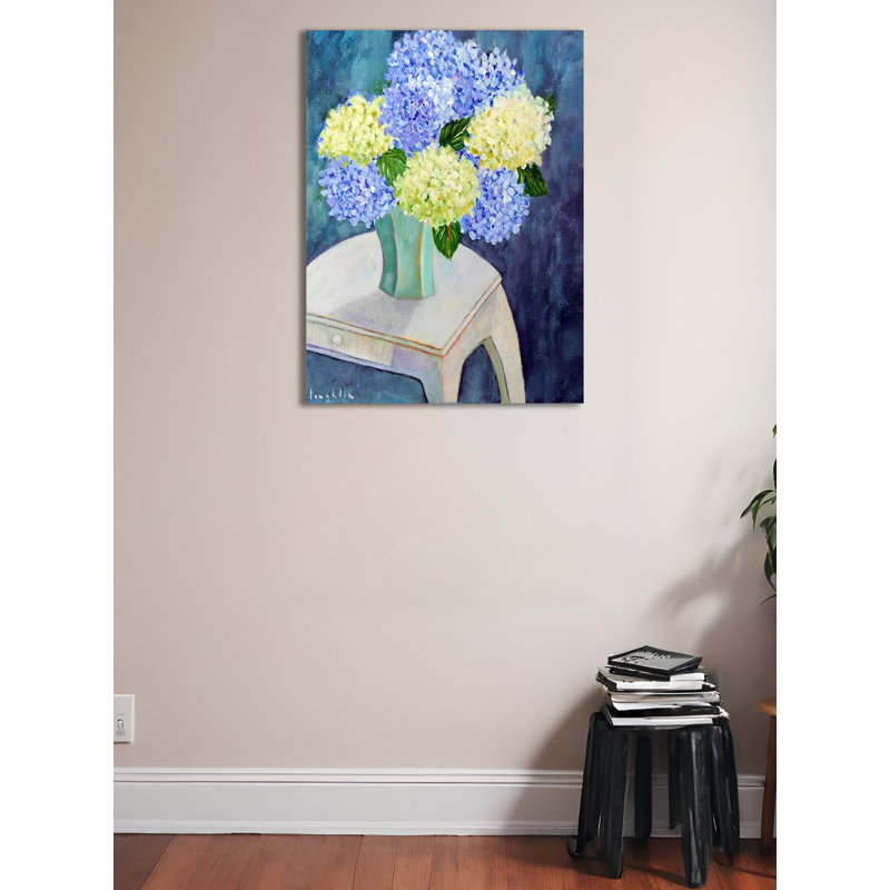 «Hydrangeas on a Table» par Brendan Loughlin, reproduction d'art sur toile tendue, H 32 po x l 24 po x P 1,5 po