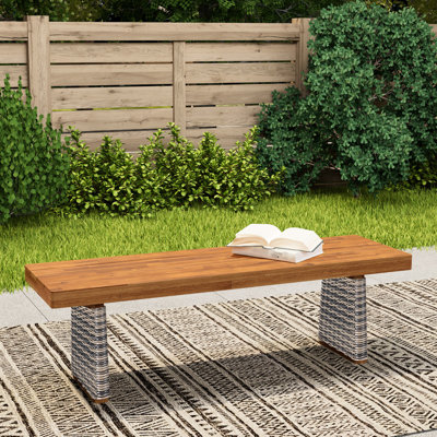 Banc d'extérieur en bois gris, idéal pour les repas et la détente en plein air, résistant aux intempéries. Design élégant à lattes, pieds tressés à la main, parfait pour les fêtes et les événements. Robuste et durable.