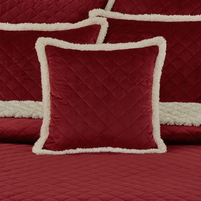 Coussin décoratif matelassé carré Casey Sherpa - 18 po, Cramoisi