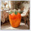 Table d'appoint fantaisiste en forme de carotte avec plateau en verre, parfaite pour ajouter une touche ludique à tout décor de pièce