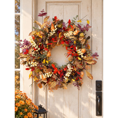 Couronne d'automne artificielle de 61 cm (24 po) avec baies blanches et feuillage rouge-violet, idéale pour décorer une porte d'entrée, une maison de campagne ou pour Thanksgiving.