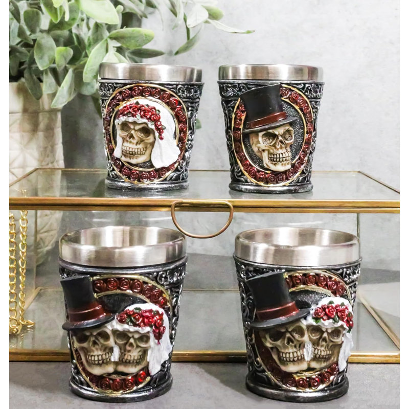 Ensemble de 4 têtes de mort «Love Never Dies» avec verres à roses rouges