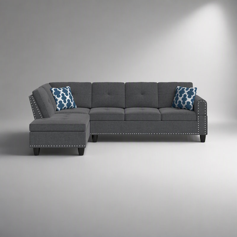 Canapé d'angle en L gris anthracite avec console porte-gobelets, pouf de rangement et coussins décoratifs.