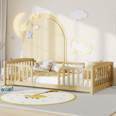 Lit simple au sol avec entrée centrale et garde-corps, structure en bois de pin pour enfants Montessori gris