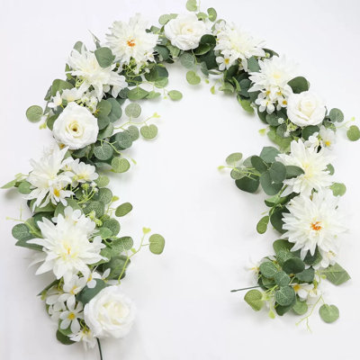 Guirlandes d'eucalyptus avec fleurs