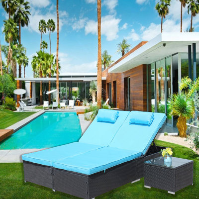 Ensemble 3 pièces de chaise longue d'extérieur, chaise longue en rotin inclinable avec méridienne rembourrée avec table basse en verre, dossier et pieds réglables, chaise longue pour jardin de piscine, bleu