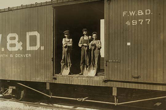 «3 Boy in Box Car», reproduction de photo, 44" H x 66" W
