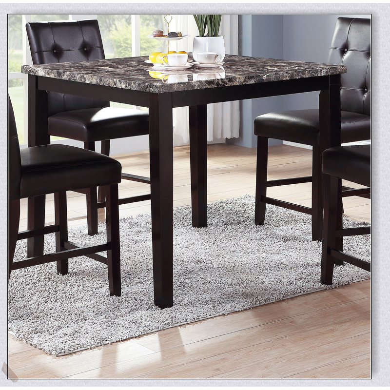 Ensemble de salle à manger à hauteur de comptoir contemporain avec table en faux marbre et chaises capitonnées, parfait pour les cuisines et les salles à manger modernes.