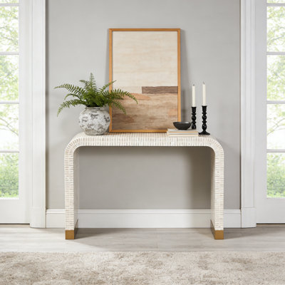Console Coastal avec mosaïque de coquillages Capiz, silhouette en cascade et plateau rectangulaire polyvalent pour une entrée élégante ou un salon.