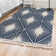 Tapis géométrique bleu en polyester tissé à la machine
