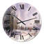 Paysage d'hiver avec des tons de neige mauves - Horloge murale traditionnelle-60281797