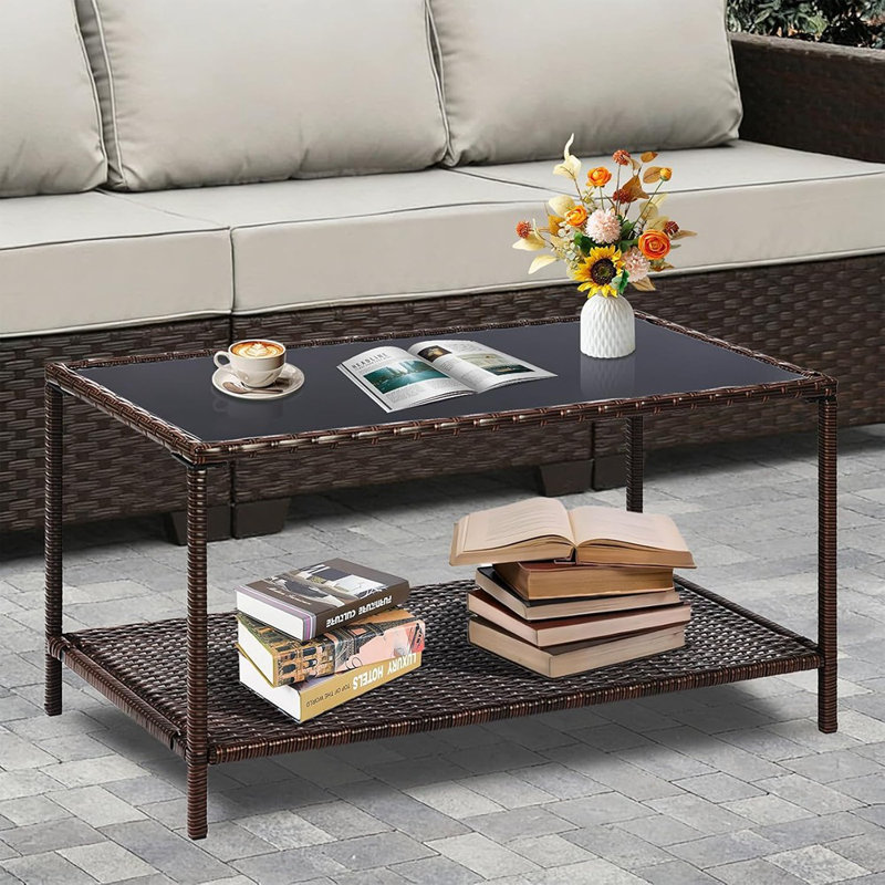 Table basse d'extérieur en rotin 36 po avec plateau en verre et tablette de rangement - Table d'appoint de patio en osier toutes saisons pour balcon, bord de piscine et arrière-cour