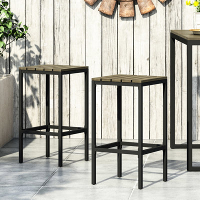 Tabourets de bar d'extérieur en bois, de 2 couleurs grises et noires. Structure en métal avec repose-pieds à lattes. L 16 po x P 30 po H 2 tabourets. Style. Siège à lattes de fabrication.