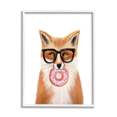 Renard tenant un beignet portant des lunettes, estampe numérique encadrée par Elizabeth Tyndall_aq-498