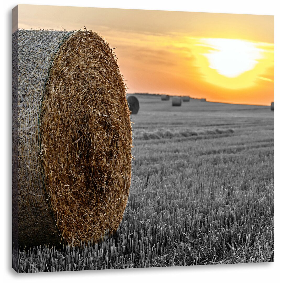 Leinwandbild Strohballen auf Feld bei Sonnenuntergang