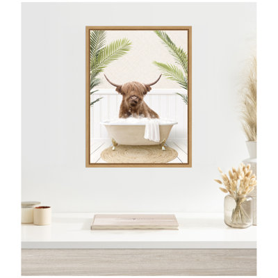 «Highland Cow in Palm Bathaign» par Amy Peterson, reproduction d'art sur toile encadrée