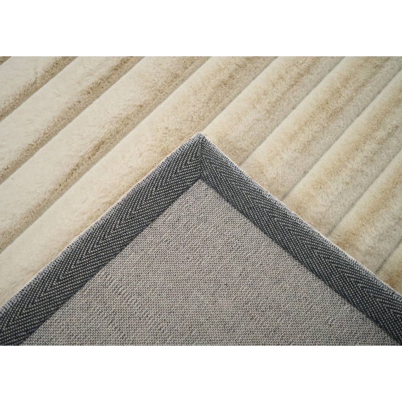 Tapis beige en fausse fourrure nervurée de la collection Nickole, Rectangle 5 pi x 7 pi
