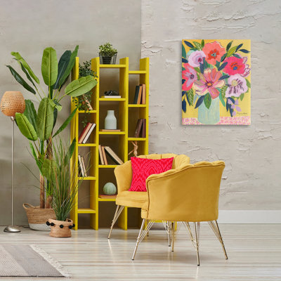 Bouquet rose vif sur toile jaune, design par Suzanne Allard