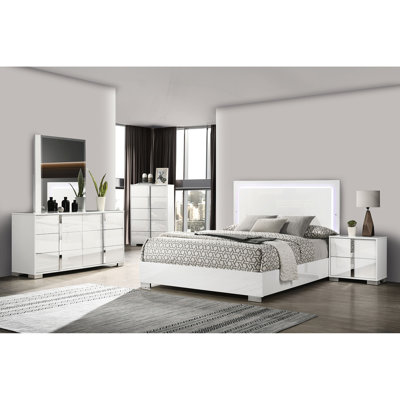 Cadre de lit très grand moderne blanc avec tête de lit à DEL, pieds et accents verticaux pour les matériaux de bois d'hévéa en métal contemporain transitionnel