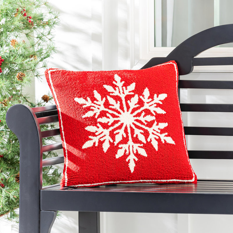 Snowflake Indoor/Outdoor Polypropylene Hooked Pillow, 18"x18"