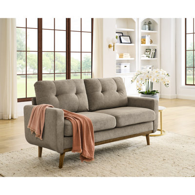 Canapé capitonné camel de style moderne du milieu du siècle, 172 cm de large, 76,5 cm de profondeur, idéal pour l'heure du thé. Hauteur contemporaine de 85,5 cm, offrant un bon support pour la lecture.