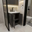 Ensemble de meuble-lavabo de salle de bain avec lavabo, robinet et drain en céramique pour des espaces compacts et une installation facile