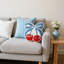 Coussin décoratif Pluck Craft, orné de cerise bleue et rouge