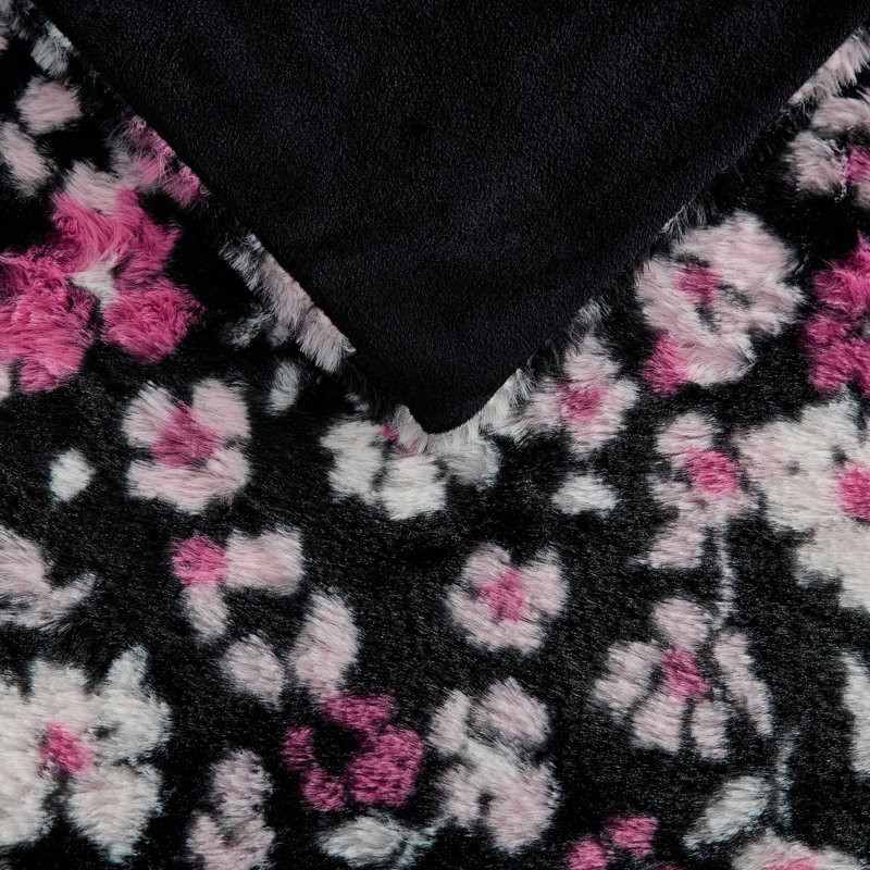 Jeté en fausse fourrure noire Betsey Johnson, Motif floral noir