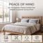 Lit plateforme King en bois naturel de style moderne du milieu du siècle avec tête de lit à persiennes horizontales-129227534-129227537