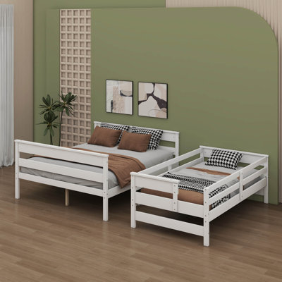 Lit superposé simple au-dessus de grand lit en bois avec échelle facile d'accès