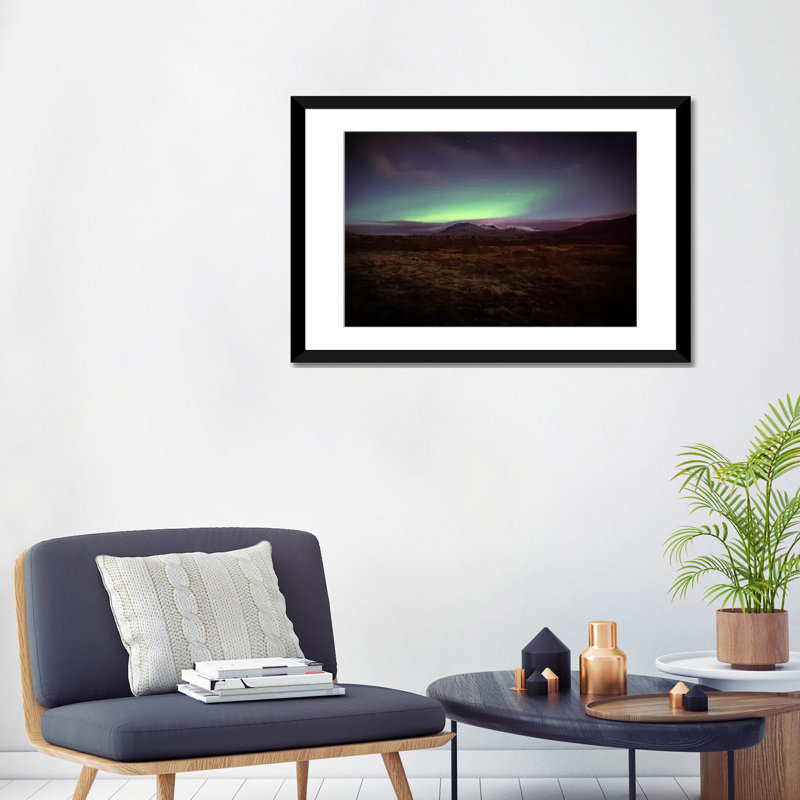 « northern lights », impression sur toile, Papier avec cadre noir, H 16 po x l 24 po x P 1 po, Blanc