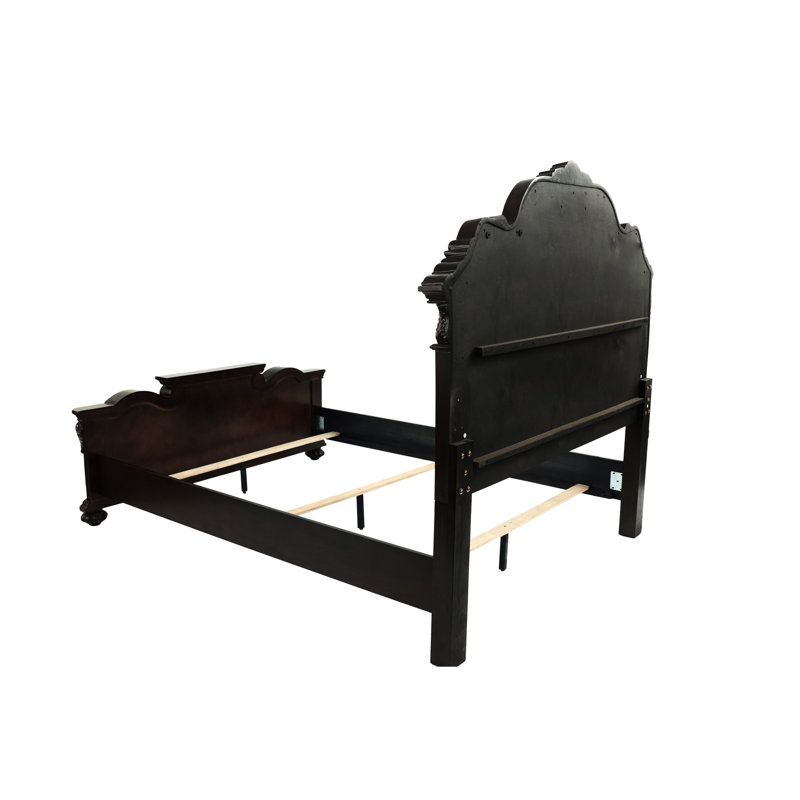 Lit traditionnel très grand Eastern avec tête de lit ornée, pieds en chignon et cerisier riche