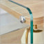 Trois niveaux de tables de chevet. La surface du panneau est en panneau de fibres à densité moyenne, avec des autocollants en grain, et les deux côtés sont en verre trempé transparent. La conception est simple et généreuse, avec fonction de rangement-927273241