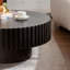 Table basse ronde avec base piédestal robuste pour le salon