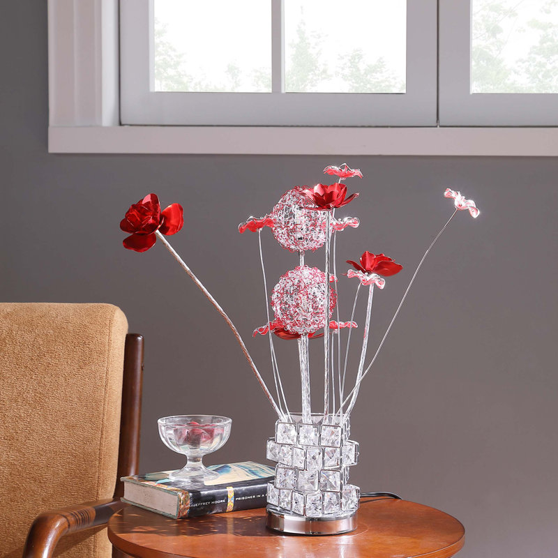Lampe de table moderne en aluminium avec des fleurs de roses réalistes, un éclairage à DEL intégré et une base hexagonale en chrome pour le salon ou la chambre à coucher.
