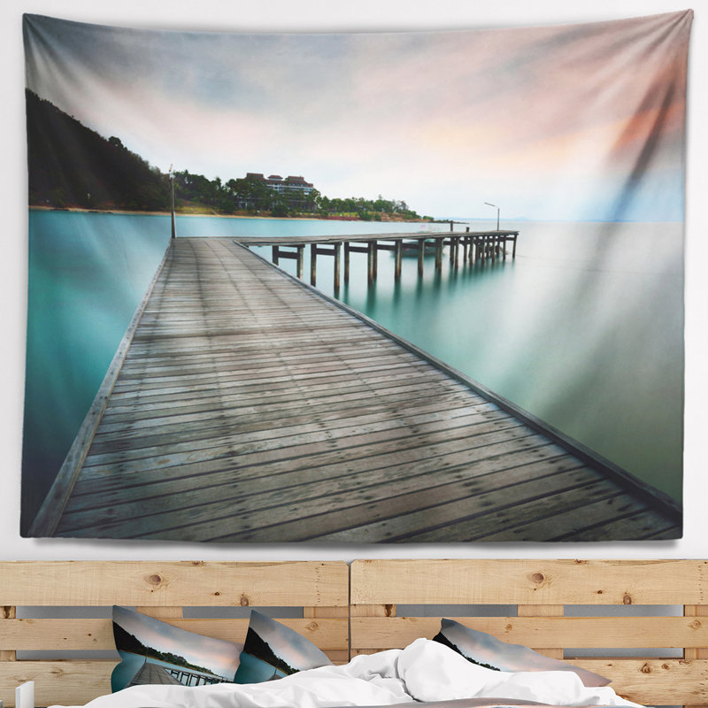 Pont en bois dans la tapisserie de la mer bleue, H 78 po x l 92 po