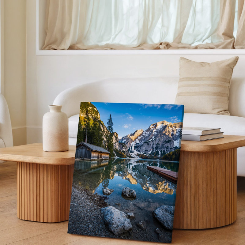 Toile, paysage de montagne serein avec une cabane en bois rustique à côté d'un art mural, un lac tranquille reflétant les sommets environnants, art mural